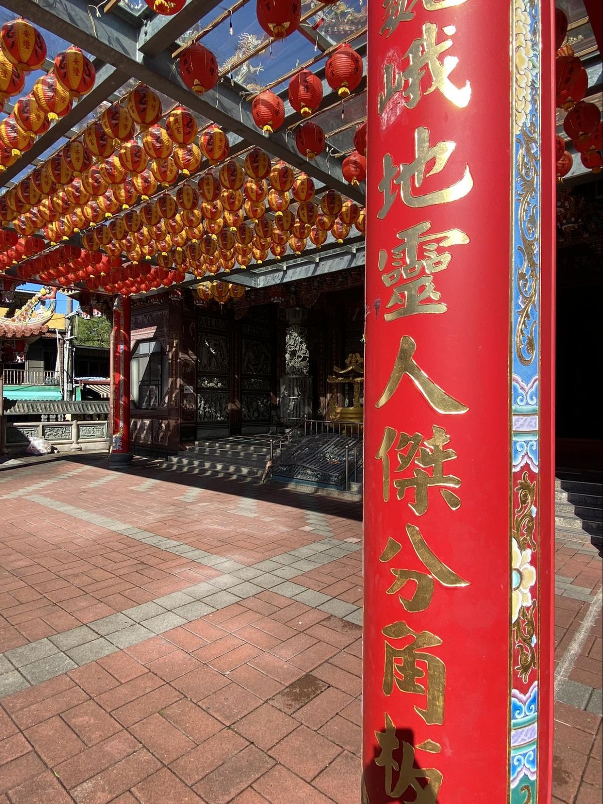 Quiet mountain roads just outside Taipei (left), and Fuxing Temple 福興宮 (right)